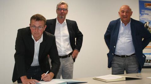 Emmanuel Lepecquet, président du groupement d’éleveurs, Eric Pardoux, responsable de l’enseigne chez Novandie, et Bertrand Le Côme, président de la Scapartois, coopérative des centres E. Leclerc, Région des Hauts-de-France. © B. Cailliez